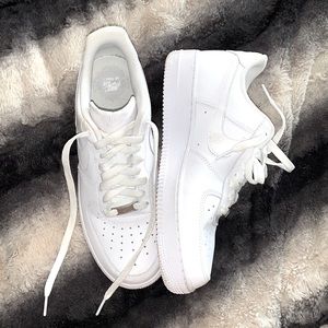 WHITE WOMANS AIR FORCE 1’S